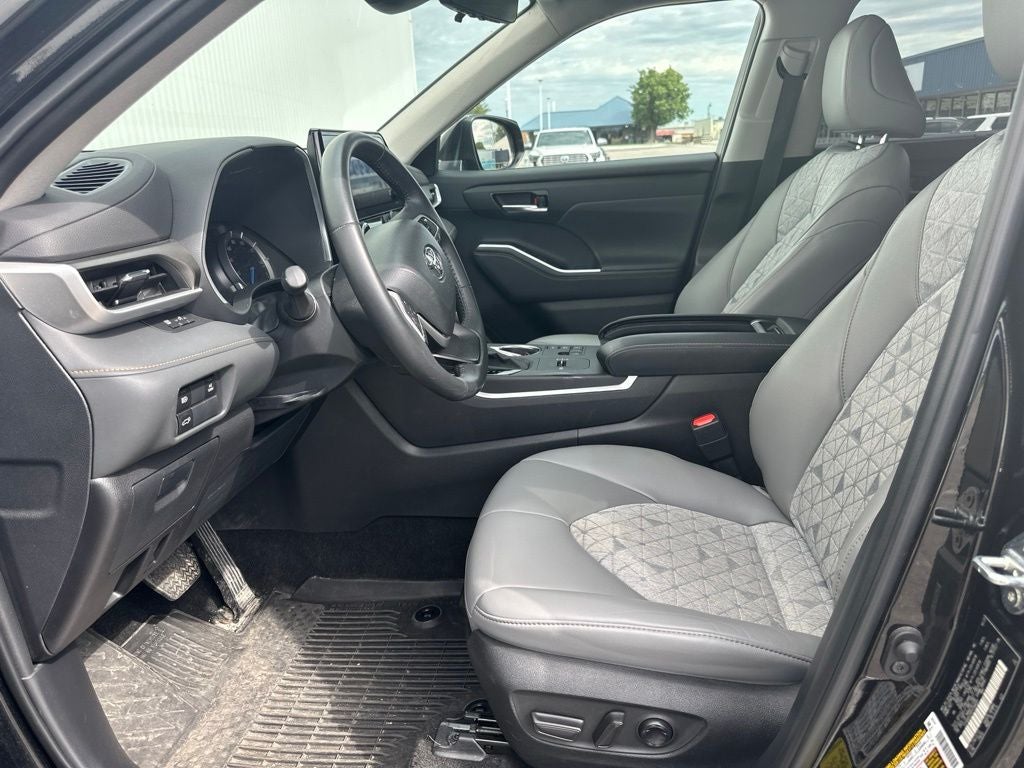 2023 Toyota Highlander Hybrid Bronze Edition