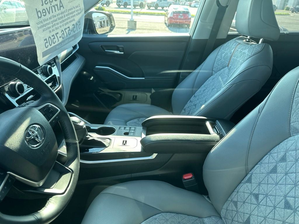 2023 Toyota Highlander Hybrid Bronze Edition